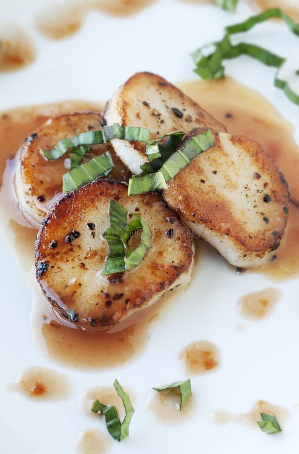 Scallops Seared Com Entusiasmo Do Citrino E Molho Doceácido Foto de