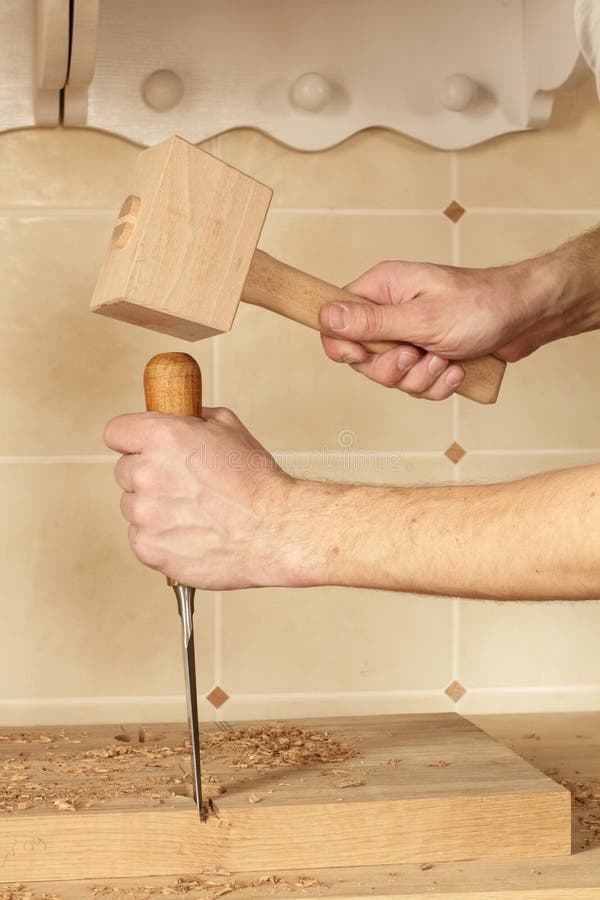 Scalpello e maglio in mani immagini stock libere da diritti Scalpello e maglio in mani immagini stock libere da diritti