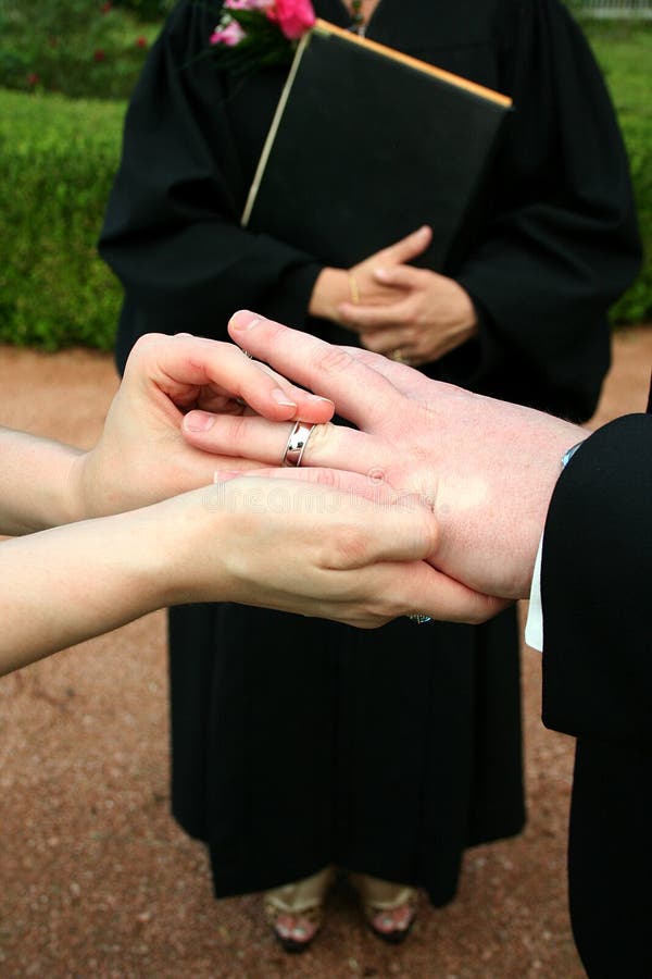 Scambio di anello di cerimonia nuziale immagine stock libera da diritti Scambio di anello di cerimonia nuziale immagine stock libera da diritti