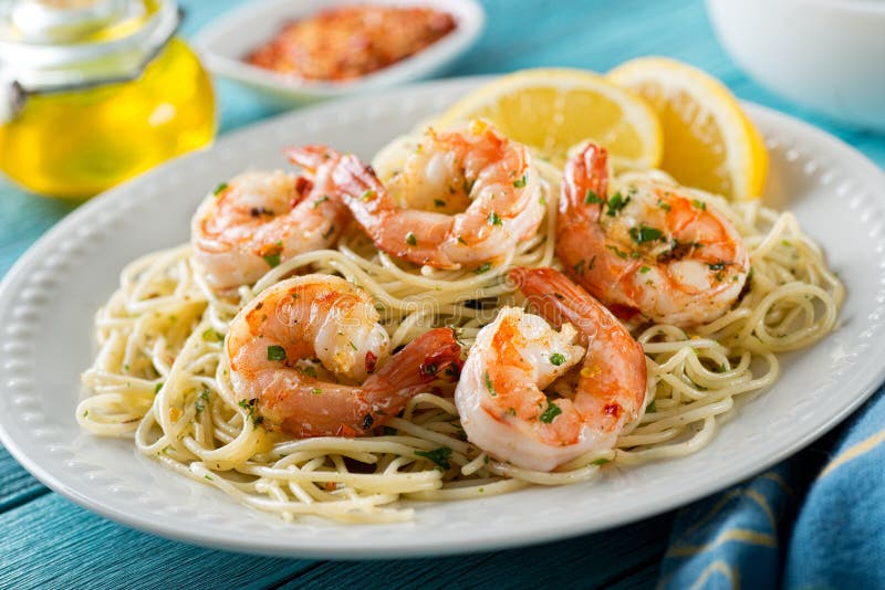 Scampi del gamberetto con gli spaghetti immagini stock libere da diritti Scampi del gamberetto con gli spaghetti immagini stock libere da diritti