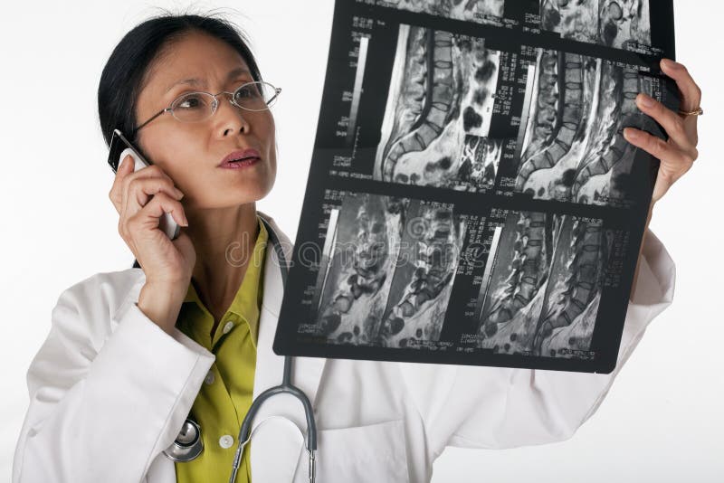 Scan des Doktors Reading MRI lizenzfreie stockfotografie Scan des Doktors Reading MRI lizenzfreie stockfotografie