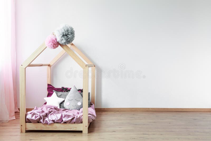 Scandi床在女孩` s卧室 免版税库存照片 Scandi床在女孩` s卧室 免版税库存照片