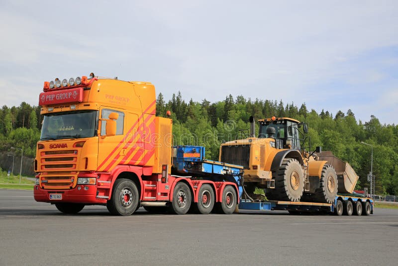 Scania G580 Przygotowywający Ciągnąć Wielkiego koło ładowacza fotografia stock Scania G580 Przygotowywający Ciągnąć Wielkiego koło ładowacza fotografia stock