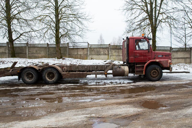 Scania rojo retro 142 en la calle Invierno y nieve Foto urbana 2018 del viaje imagenes de archivo Scania rojo retro 142 en la calle Invierno y nieve Foto urbana 2018 del viaje imagenes de archivo