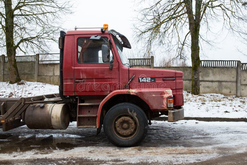 Scania vermelho retro 142 na rua Inverno e neve Foto urbana 2018 do curso foto de stock Scania vermelho retro 142 na rua Inverno e neve Foto urbana 2018 do curso foto de stock