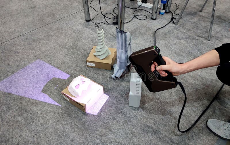 Scansione 3D. Scanner 3D portatile. L'uomo esegue la scansione di un oggetto immagine stock libera da diritti