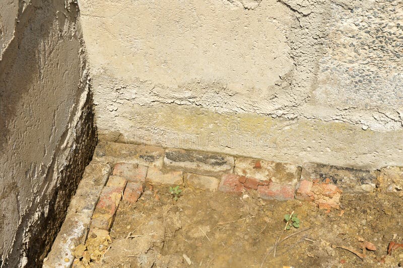 scantinato parete cruda sporca inizio di costruzione, fondamento fotografia stock scantinato parete cruda sporca inizio di costruzione, fondamento fotografia stock