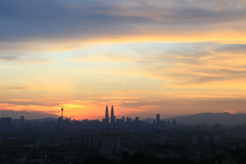 Scape KLCC KL города Куалаа-Лумпур возвышается во время захода солнца стоковые изображения Scape KLCC KL города Куалаа-Лумпур возвышается во время захода солнца стоковые изображения