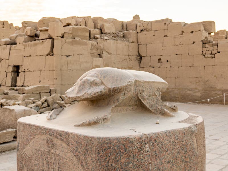 Scarabée antique de granit au temple de Karnak à Louxor, Egypte image stock Scarabée antique de granit au temple de Karnak à Louxor, Egypte image stock