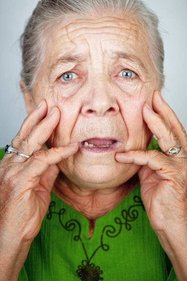 Retrato miedo a preocupado arrugado dama.