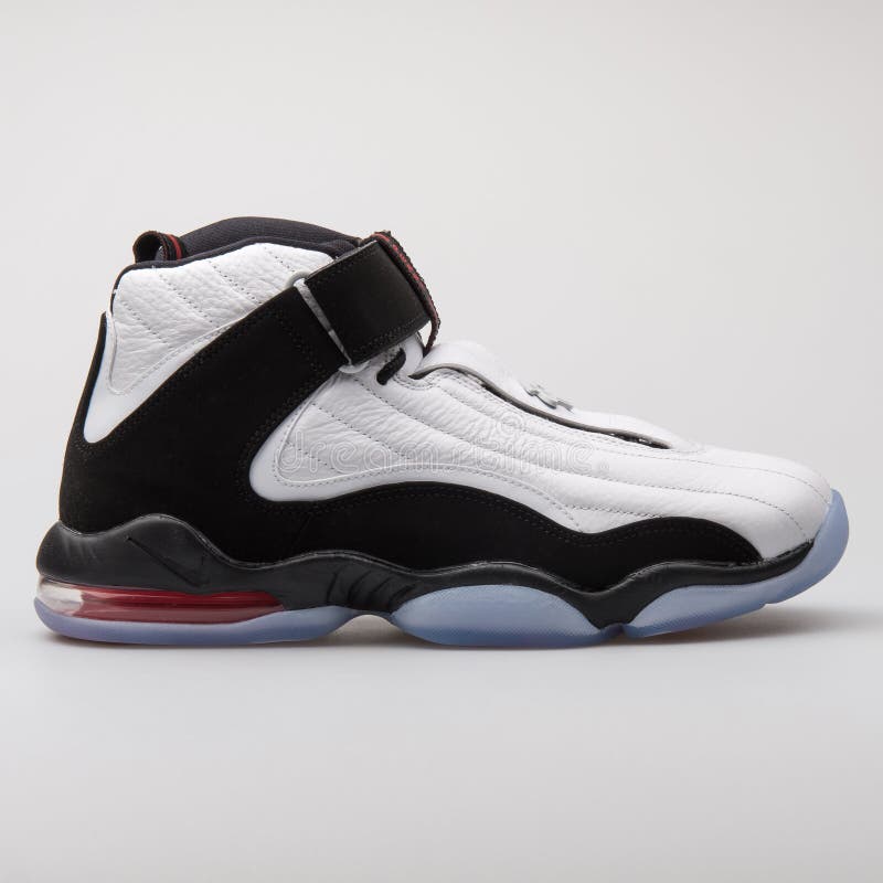 Scarpa da tennis in bianco e nero di Nike Air Penny IV fotografie stock Scarpa da tennis in bianco e nero di Nike Air Penny IV fotografie stock