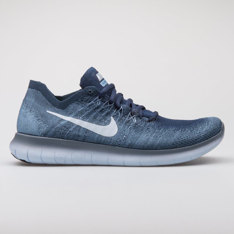 Scarpa da tennis blu scuro di Nike Free Marina militare Flyknit 2017 fotografie stock Scarpa da tennis blu scuro di Nike Free Marina militare Flyknit 2017 fotografie stock