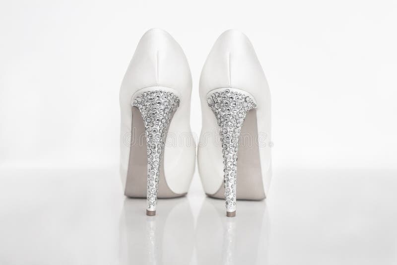 Scarpe da sposa bianche fotografia stock libera da diritti
