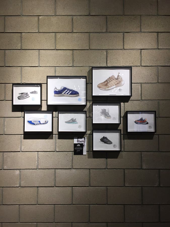 Scarpe da tennis pagina di Adidas su un muro di mattoni fotografia stock libera da diritti Scarpe da tennis pagina di Adidas su un muro di mattoni fotografia stock libera da diritti
