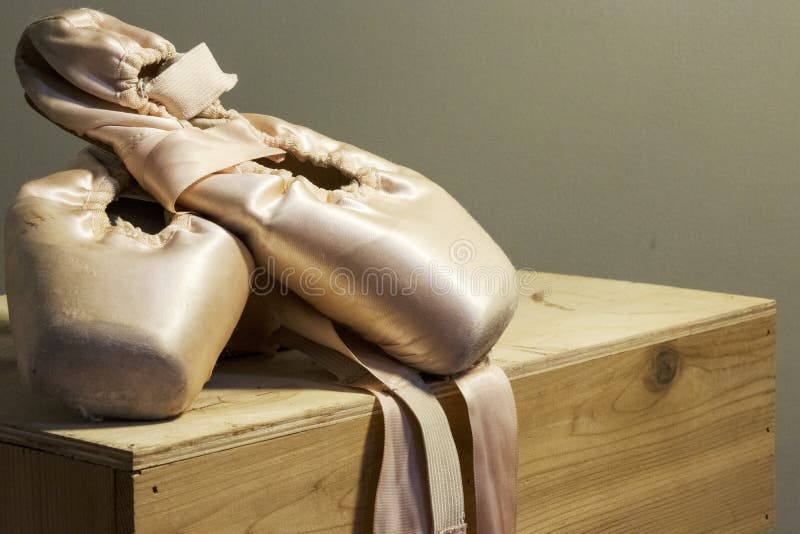 Scarpe di balletto visualizzate sopra il pensionamento fotografia stock Scarpe di balletto visualizzate sopra il pensionamento fotografia stock