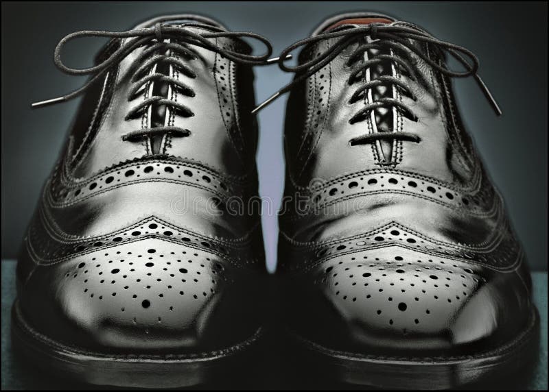 Scarpe nere del wingtip degli uomini fotografia stock Scarpe nere del wingtip degli uomini fotografia stock