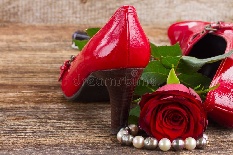 Scarpe Rosse Con Il Fiore Rosa Immagine Stock Immagine di tallone abbastanza 49167805