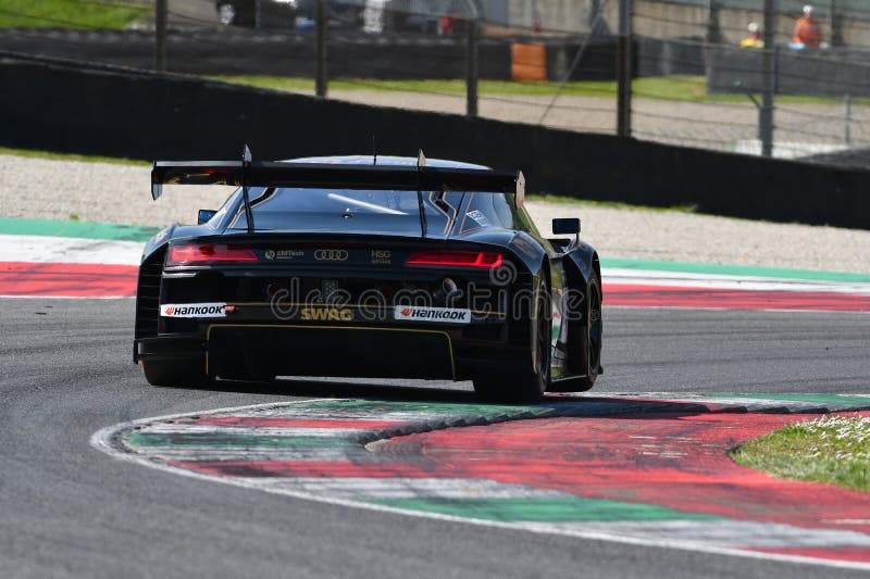 Scarperia 23 mars 2024 Italien : audi r8 lms gt3 evo ii of team högträning in action under 12 h hankook at mugello-kretsen royaltyfri bild