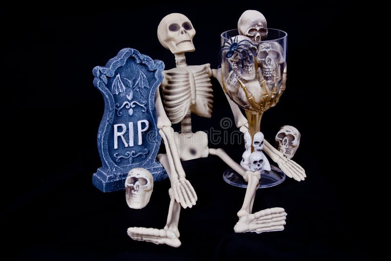 For Living Skeleton Wiener Dog Prop, White, 21-in, Indoor/Outdoor  Decoration for Halloween