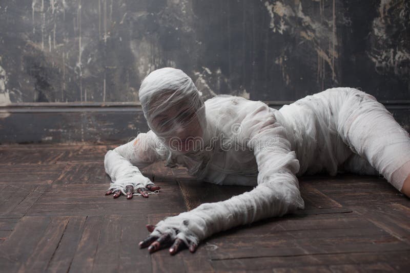 scary mummy creeps you girl bandage crawling floor scary mummy creeps you girl bandage 157123833