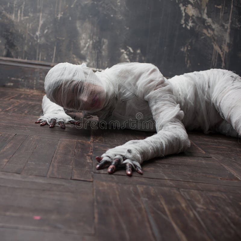 scary mummy creeps you girl bandage crawling floor scary mummy creeps you girl bandage 158973707