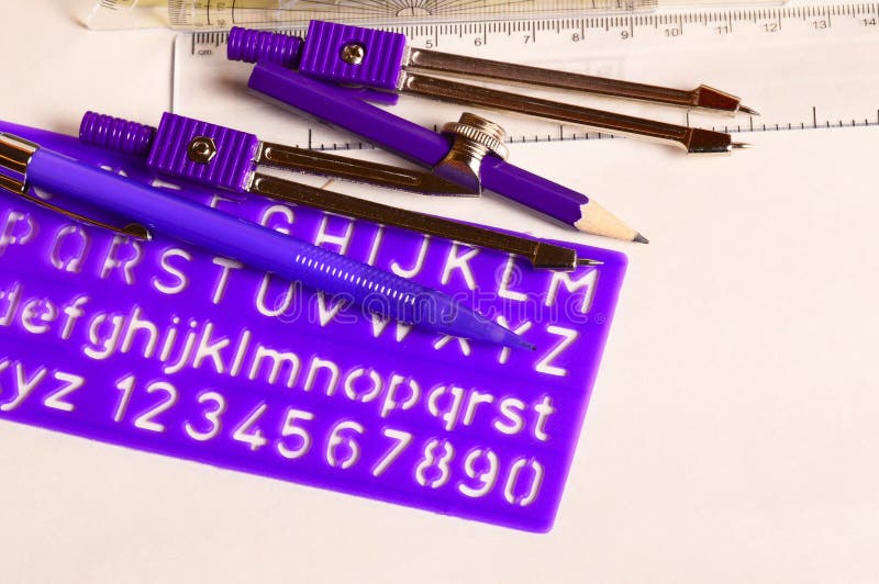 Scatola della geometria messa con il righello, goniometro, bussola meccanica della matita immagini stock Scatola della geometria messa con il righello, goniometro, bussola meccanica della matita immagini stock