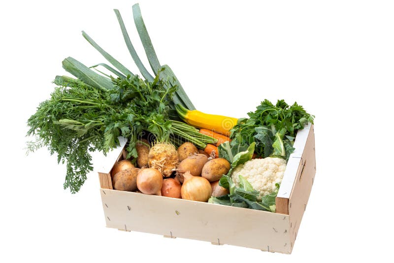 Scatola di legno di ortaggi freschi dal mercato degli agricoltori sulla tavola di legno dipinta bianca fotografia stock libera da diritti Scatola di legno di ortaggi freschi dal mercato degli agricoltori sulla tavola di legno dipinta bianca fotografia stock libera da diritti