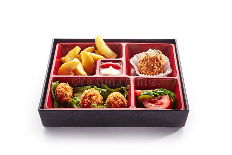 Scatola di pranzo con Fried Balls, insalata, le patate fritte ed il dessert profondi immagine stock libera da diritti Scatola di pranzo con Fried Balls, insalata, le patate fritte ed il dessert profondi immagine stock libera da diritti