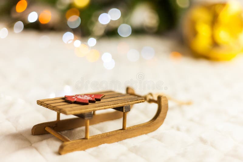 Scatole Per Regali Di Natale.Scatola Per Regali Di Carta Con La Slitta Di Natale Concetto Minimo Per Il Nuovo Anno Immagine Stock Immagine Di Slitta Scheda 162666737