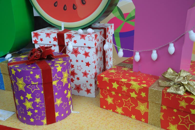Scatole avvolte regalo delle forme differenti fotografia stock Scatole avvolte regalo delle forme differenti fotografia stock