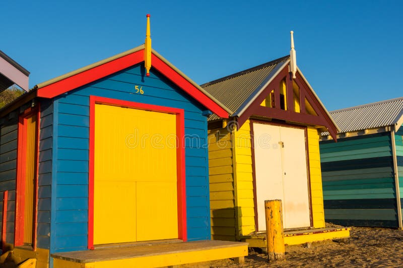 Scatole di bagno Colourful su Brighton Beach, Melbourne fotografia stock libera da diritti Scatole di bagno Colourful su Brighton Beach, Melbourne fotografia stock libera da diritti