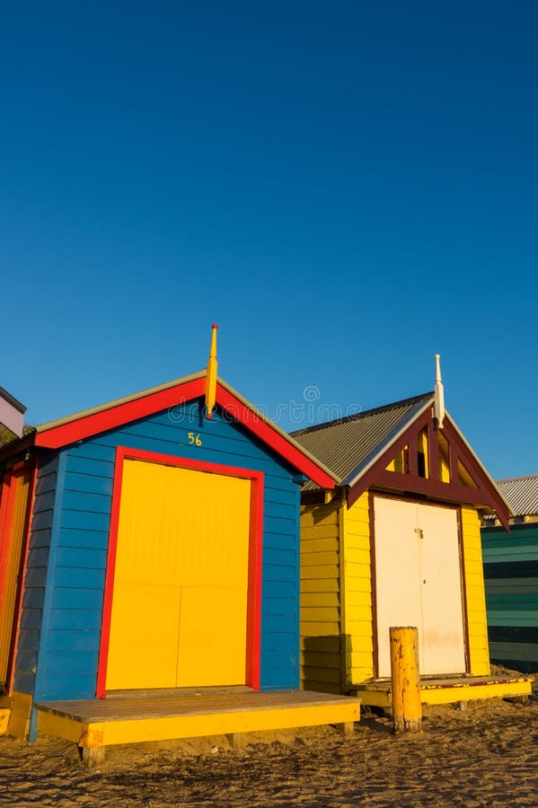 Scatole di bagno Colourful su Brighton Beach, Melbourne fotografia stock Scatole di bagno Colourful su Brighton Beach, Melbourne fotografia stock