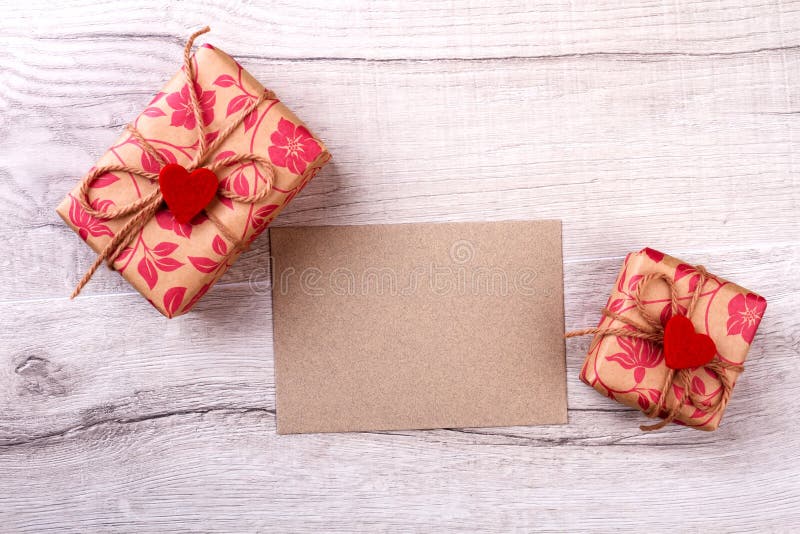 Scatole di carta di regalo e del pezzo fotografia stock Scatole di carta di regalo e del pezzo fotografia stock