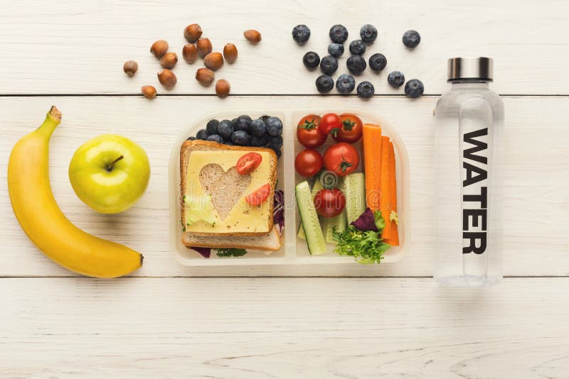 Scatole di pranzo per il bambino Spuntino sano per la cena della scuola fotografia stock libera da diritti Scatole di pranzo per il bambino Spuntino sano per la cena della scuola fotografia stock libera da diritti