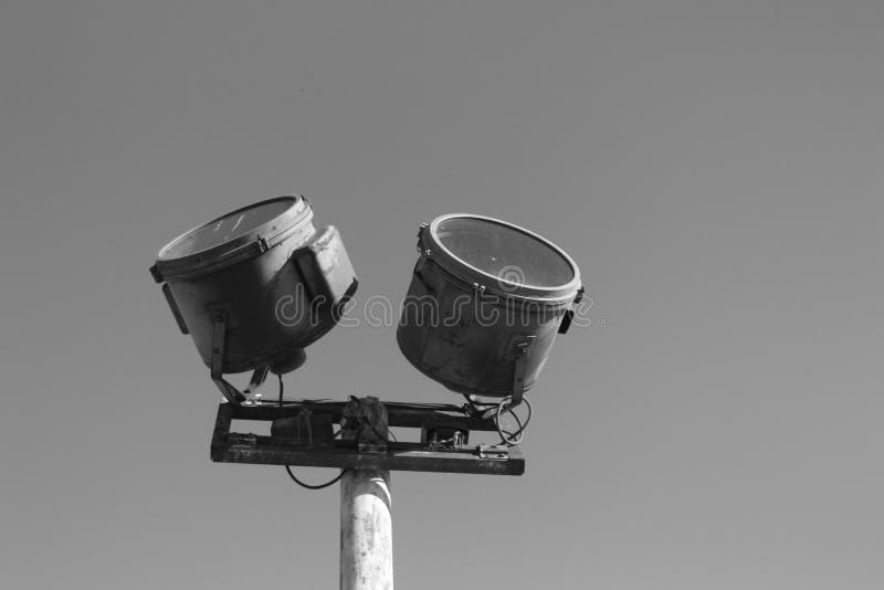 Scatto in scala di grigi ad angolo ridotto di una lampada allo stadio fotografia stock libera da diritti