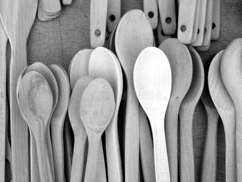 Scatto in scala di grigi di cucchiai di plastica fotografia stock libera da diritti