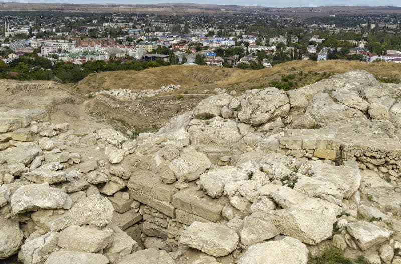 Scavi archeologici sul monte Mitridate a Kerch, Crimea Vista dall'alto del antico Panticapaeo immagine stock libera da diritti Scavi archeologici sul monte Mitridate a Kerch, Crimea Vista dall'alto del antico Panticapaeo immagine stock libera da diritti