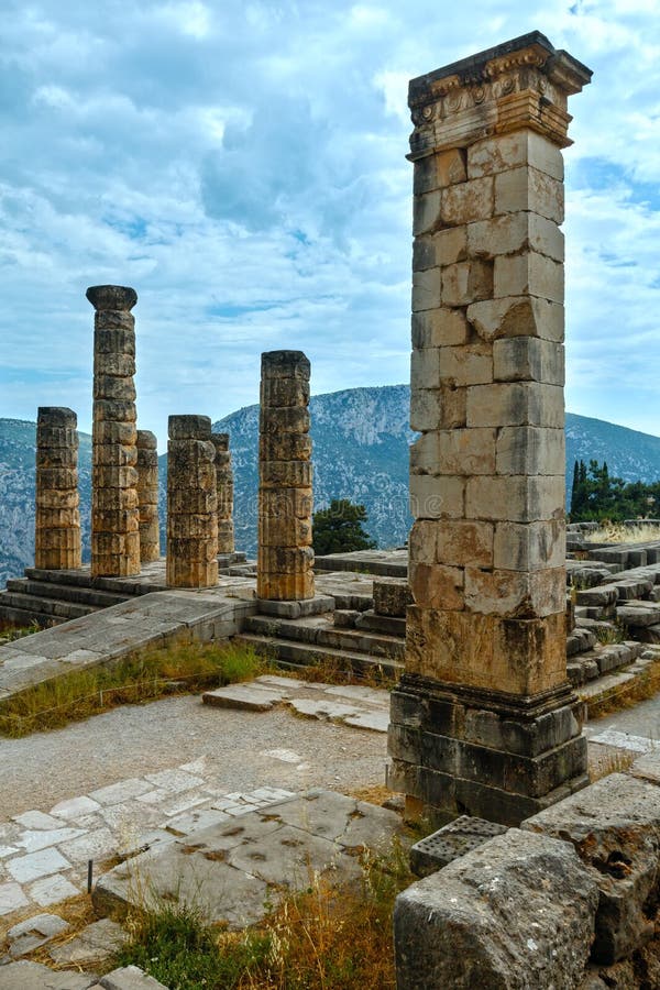 Scavi della città antica di Delfi (Grecia) fotografia stock libera da diritti Scavi della città antica di Delfi (Grecia) fotografia stock libera da diritti