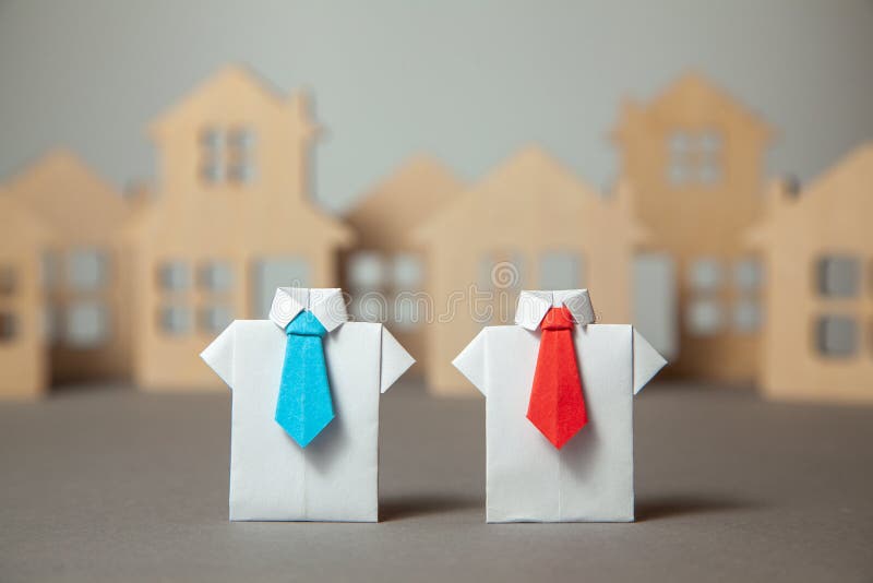 Scelta dell'agente immobiliare buon Agenti immobiliari negli aiuti del legame e della camicia da comprare o affittare immagini stock Scelta dell'agente immobiliare buon Agenti immobiliari negli aiuti del legame e della camicia da comprare o affittare immagini stock
