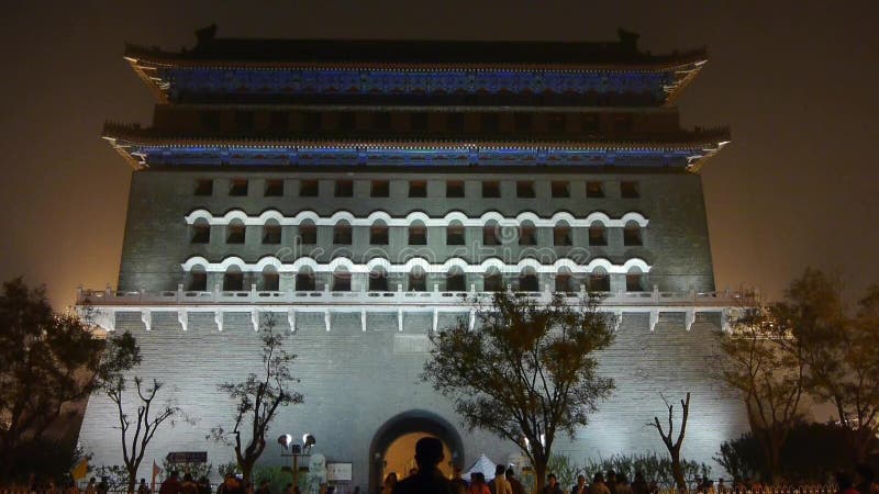 Scena antica di notte della costruzione di Pechino, traffico occupato & folla