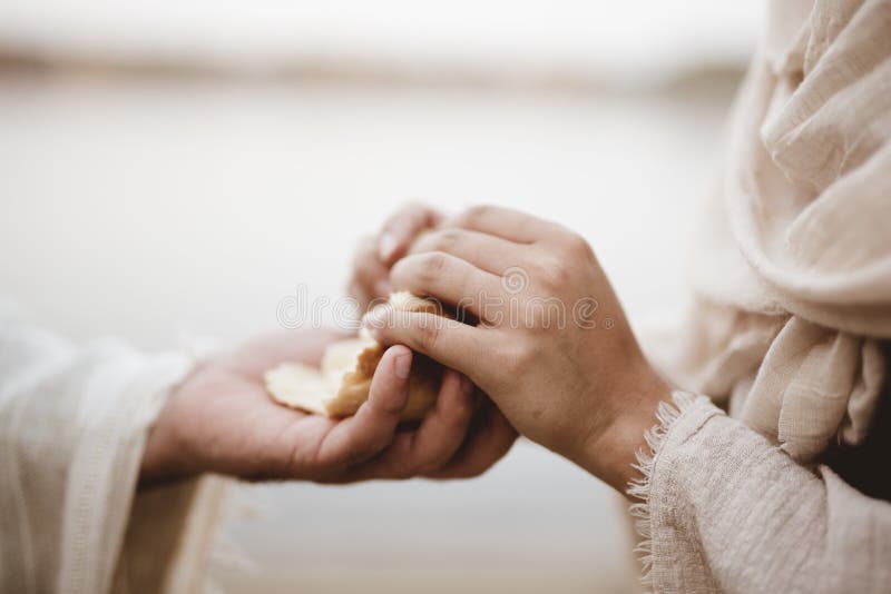Scena Biblijna Jezusa Chrystusa rozdającego chleb z zamazanym tłem