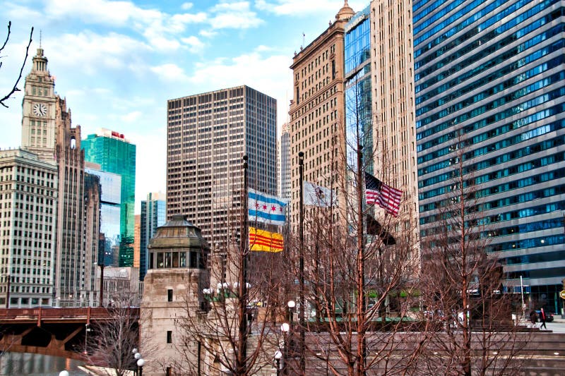 Scena classica di Chicago, indicata dopo una tempesta di inverno come nuvole chiaramente fotografia stock Scena classica di Chicago, indicata dopo una tempesta di inverno come nuvole chiaramente fotografia stock