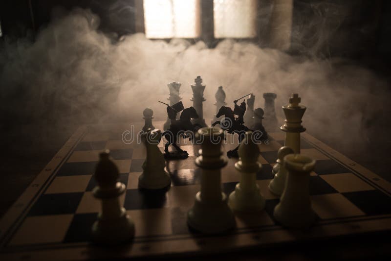Scena de luptă medievală cu cavalerie și infanterie pe tablă. Conceptul de joc de șah al ideilor de afaceri și al concurenței și royalty free stock photo