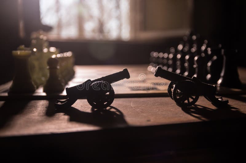 Scena de luptă medievală cu două tunuri pe tablă. conceptul de joc de șah, idei de afaceri și concurență și idei de strategie royalty free stock photo