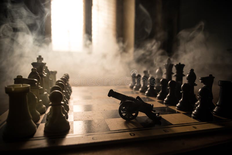 Scena de luptă medievală cu două tunuri pe tablă. conceptul de joc de șah, idei de afaceri și concurență și idei de strategie stock photo