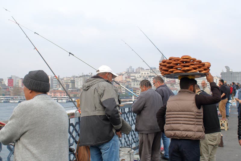 Scena della citt? Bagel del venditore ambulante fra i pescatori sul ponte di Galata fotografie stock libere da diritti Scena della citt? Bagel del venditore ambulante fra i pescatori sul ponte di Galata fotografie stock libere da diritti