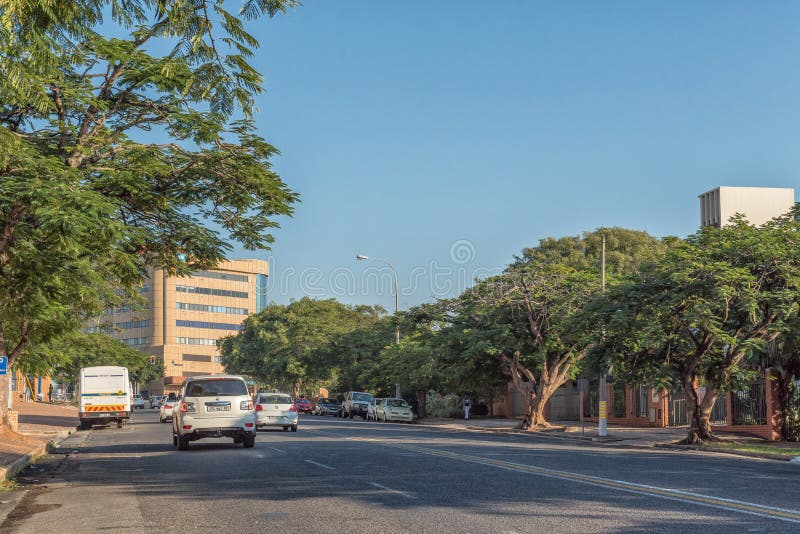 Scena della via, con le costruzioni ed i veicoli, a Nelspruit immagini stock libere da diritti Scena della via, con le costruzioni ed i veicoli, a Nelspruit immagini stock libere da diritti