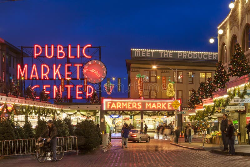 Scena della via del mercato di posto di luccio al Natale con i turisti e le decorazioni di festa, Seattle, Washington, Stati Unit