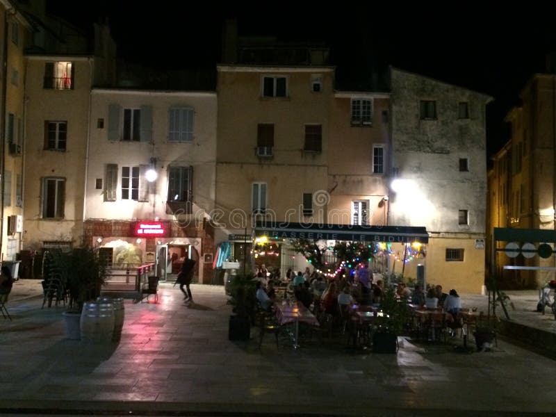 Scena della via nel quadrato principale alla notte nel quadrato principale a Aix-en-Provence fotografia stock libera da diritti Scena della via nel quadrato principale alla notte nel quadrato principale a Aix-en-Provence fotografia stock libera da diritti