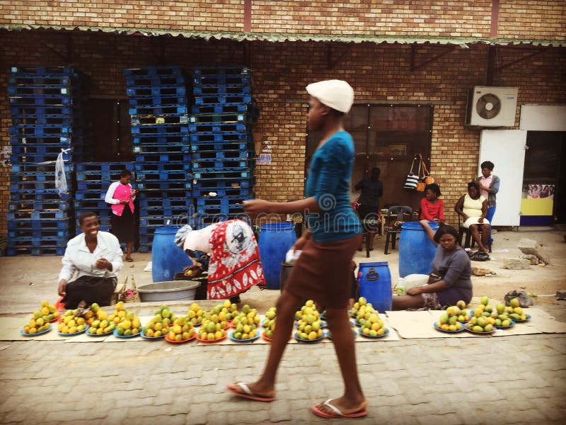 Scena di camminata della via nel Sudafrica fotografia stock libera da diritti Scena di camminata della via nel Sudafrica fotografia stock libera da diritti